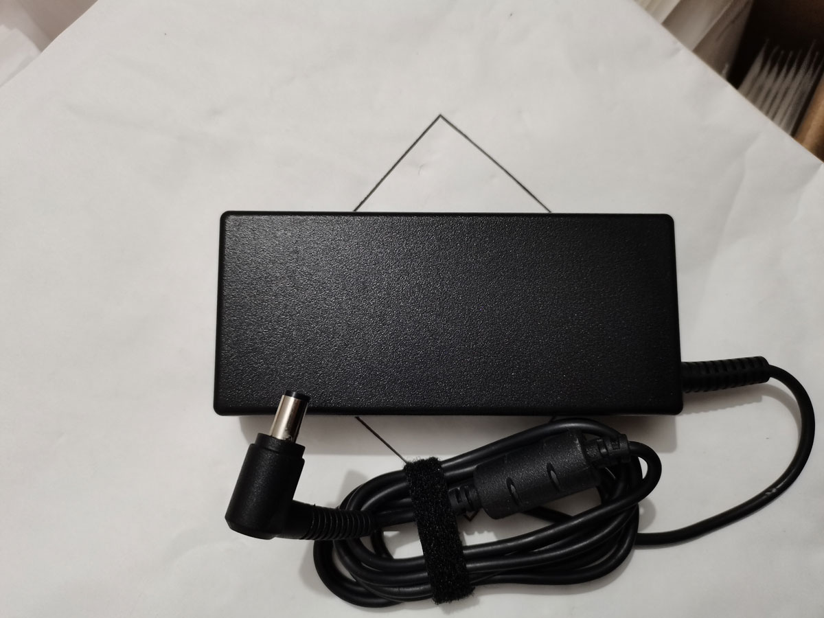 NEUES OEM Delta 19V 7.1A 135W  – Pc Gaming News Bewertung und Preis